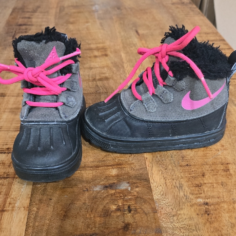 Nike Woodside Chukka 2 Kids Black and Pink Boots